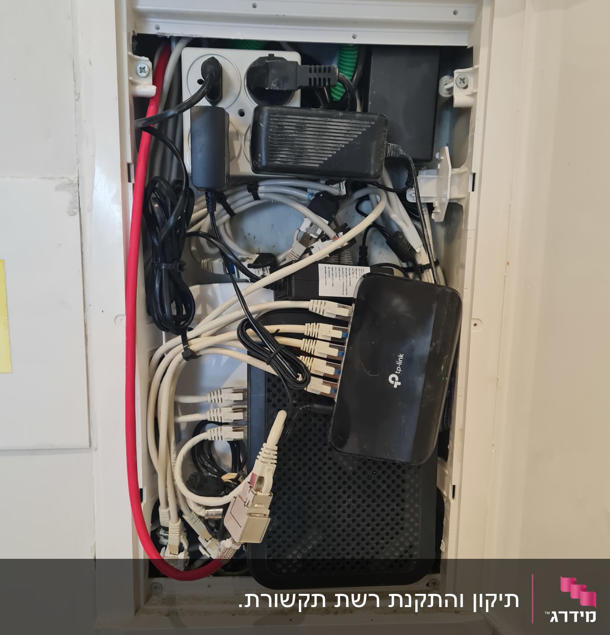 ארון תקשורת עם כבלים ומתג רשת TP-Link